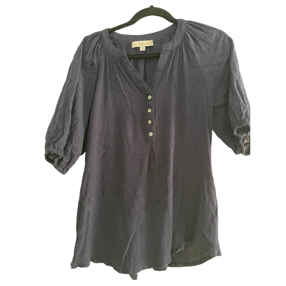 Suzanne Betro Navy 3/4 Eyelet Sleeve Henley Blouse Shirt Top. EUC Size M